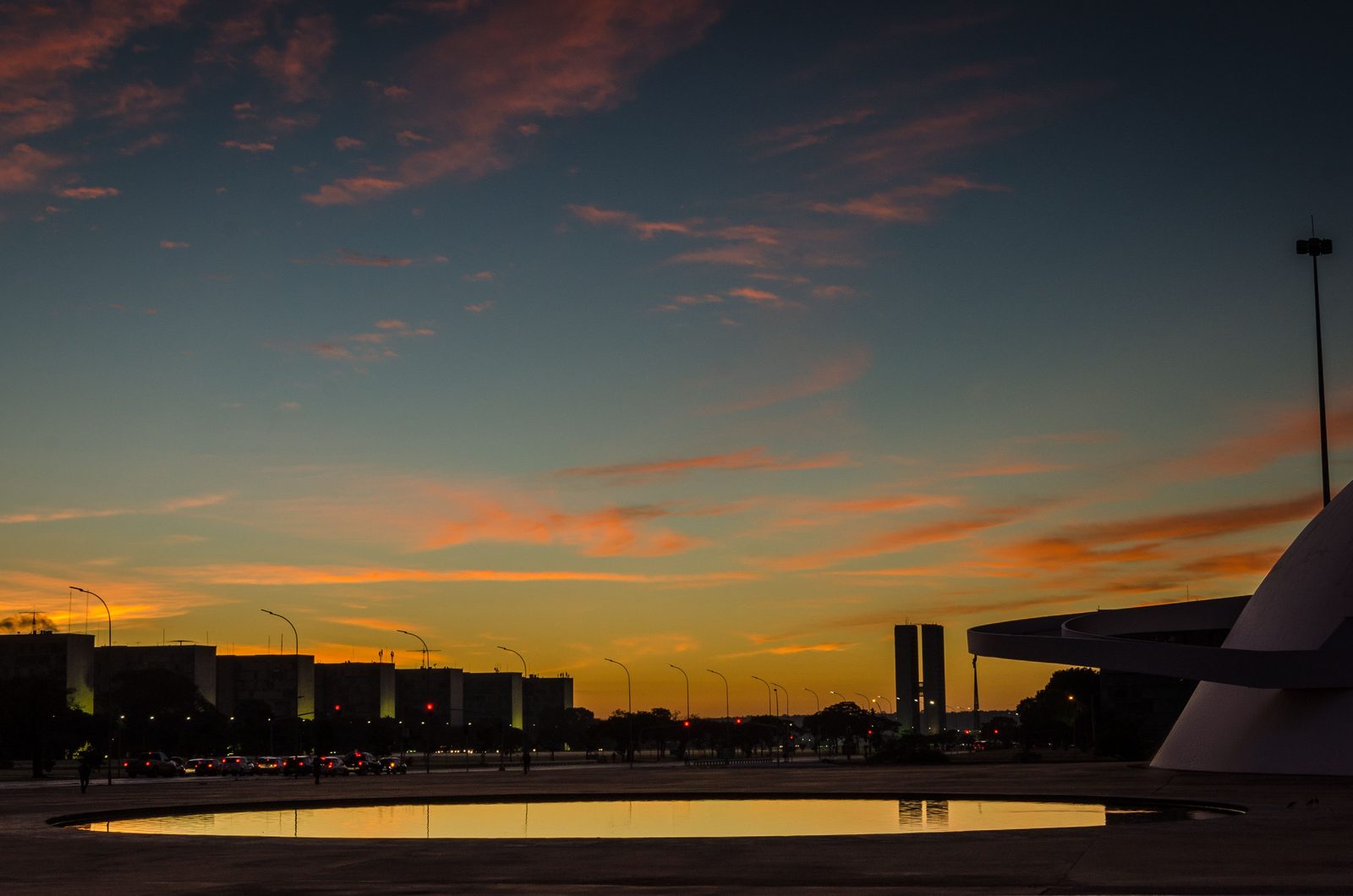 Pôr do sol na Esplanada dos Ministérios, em Brasília, com as torres do Congresso Nacional ao fundo